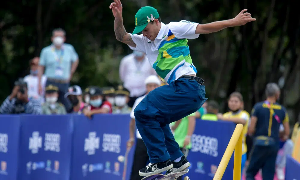 Lucas Rabelo durante manobra de skate street, em preparação para o Pro Tour de Roma