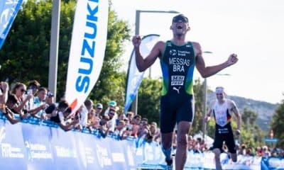 Manoel Messias comemora após cruzar linha de chegada no Triatlo
