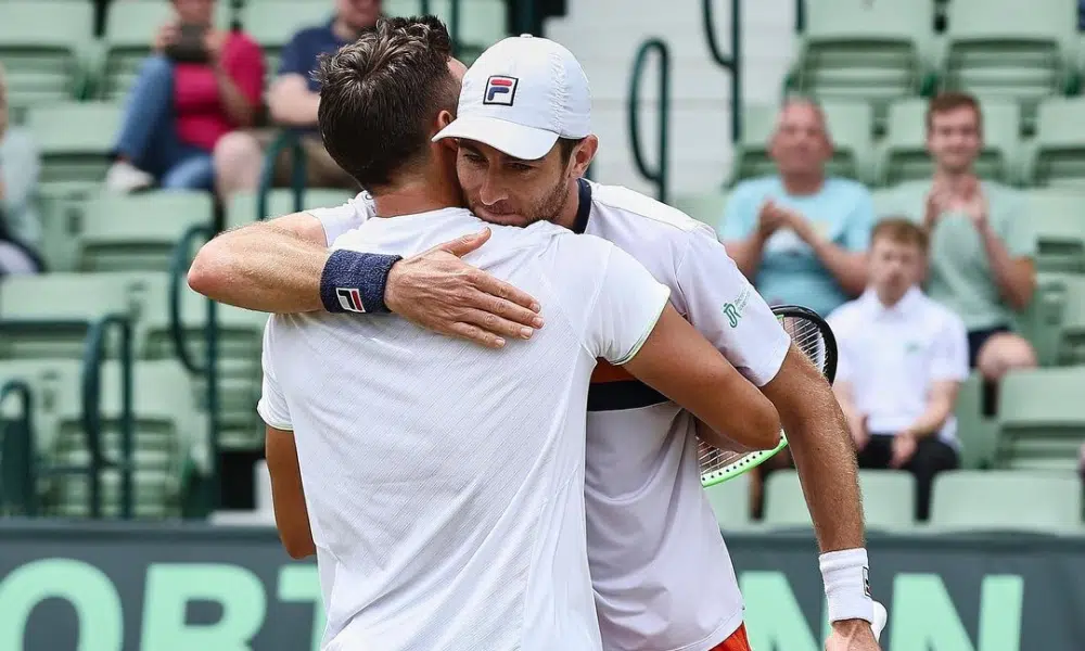 Marcelo Demoliner abraça Andreas Mies em HALLE