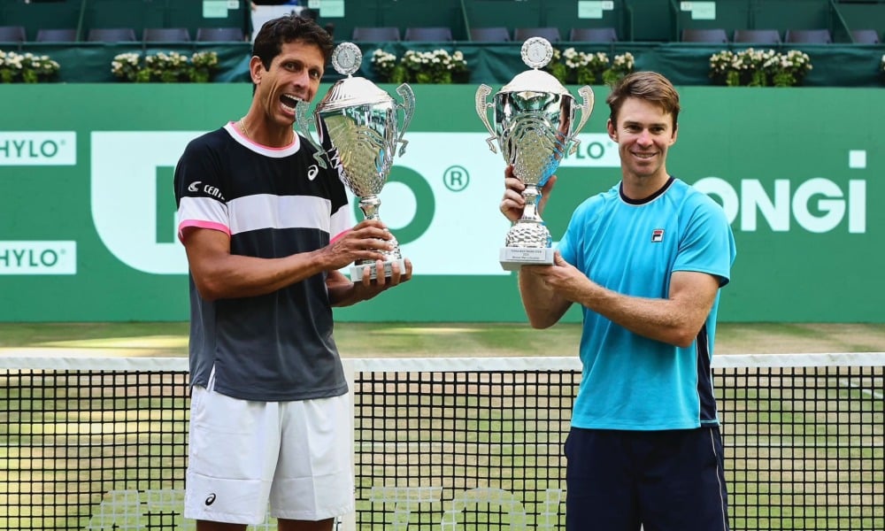 Marcelo Melo e John Peers com troféus do ATP 500 de Halle