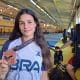 Maria Clara Pacheco posa para foto com sua medalha do Mundial de taekwondo