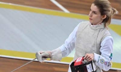 Na imagem, Mariana Pistoia com o florete na mão e a capacete de proteção na outra.