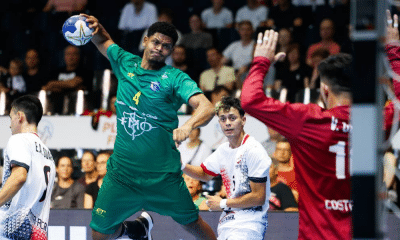 Michael Quintino faz gol durante Brasil e Costa Rica na estreia do Mundial sub-21 de handebol masculino