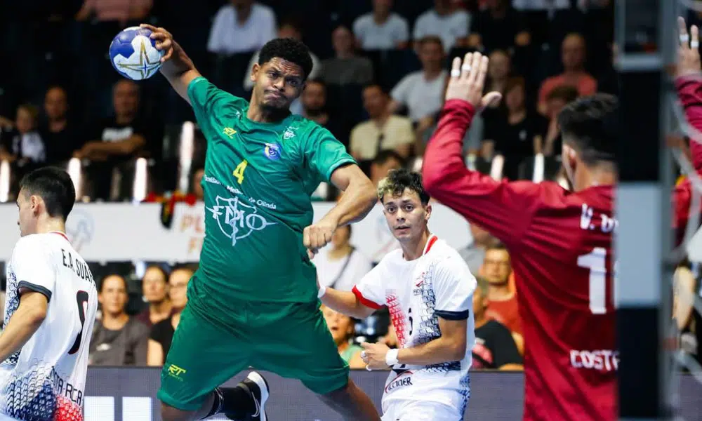Michael Quintino faz gol durante Brasil e Costa Rica na estreia do Mundial sub-21 de handebol masculino