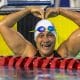 Patrícia dos Santos celebra recorde das Américas fazendo um coração com os braços durante o Campeonato Brasileiro de Natação Paralímpica