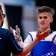 Paulo Ricardo Melo cumprimenta treinador no Mundial de taekwondo. Ele e Dângela Guimarães perderam na 2ª luta