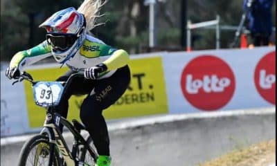 Na imagem, Priscilla Stevaux saltando um obstáculo com sua BMX