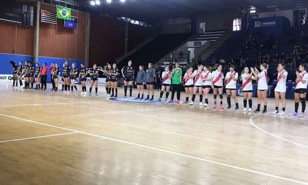 Atletas de River Plate e Nacional-SC perfiladas antes da semifinal do Sul-Centro Americano de handebol