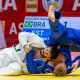 Rafael Macedo projeta adversário durante disputa do Grand Slam de Astana de judô