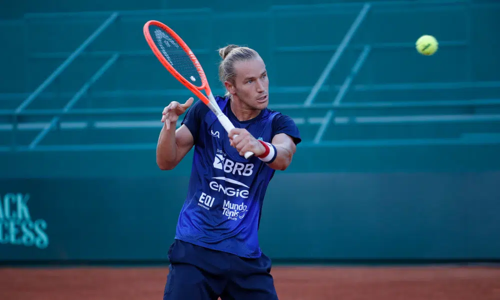 Rafael Matos rebate bola; ele e Marcelo Melo se enfrentarão no ATP 500 de Halle