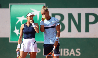 Rafael Matos e Luisa Stefani, dupla mista, em ação no Grand Slam de Roland Garros