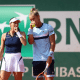 Rafael Matos e Luisa Stefani, dupla mista, em ação no Grand Slam de Roland Garros