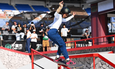 Rayssa Leal durante manobra no Pro Tour de Roma de skate street; junto a Pâmela Rosa e Gabi Mazetto