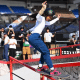 Rayssa Leal durante manobra no Pro Tour de Roma de skate street; junto a Pâmela Rosa e Gabi Mazetto