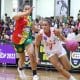 Gabriela Sossô, do Sesi Araraquara, conduz a bola marcada por atleta do Sampaio Basquete em jogo da LBF