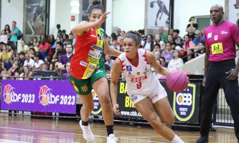 Gabriela Sossô, do Sesi Araraquara, conduz a bola marcada por atleta do Sampaio Basquete em jogo da LBF