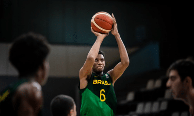 Samis Calderon arremessando bola no Mundial sub-19 de basquete masculino em jogo do Brasil contra o Líbano