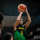 Samis Calderon arremessando bola no Mundial sub-19 de basquete masculino em jogo do Brasil contra o Líbano