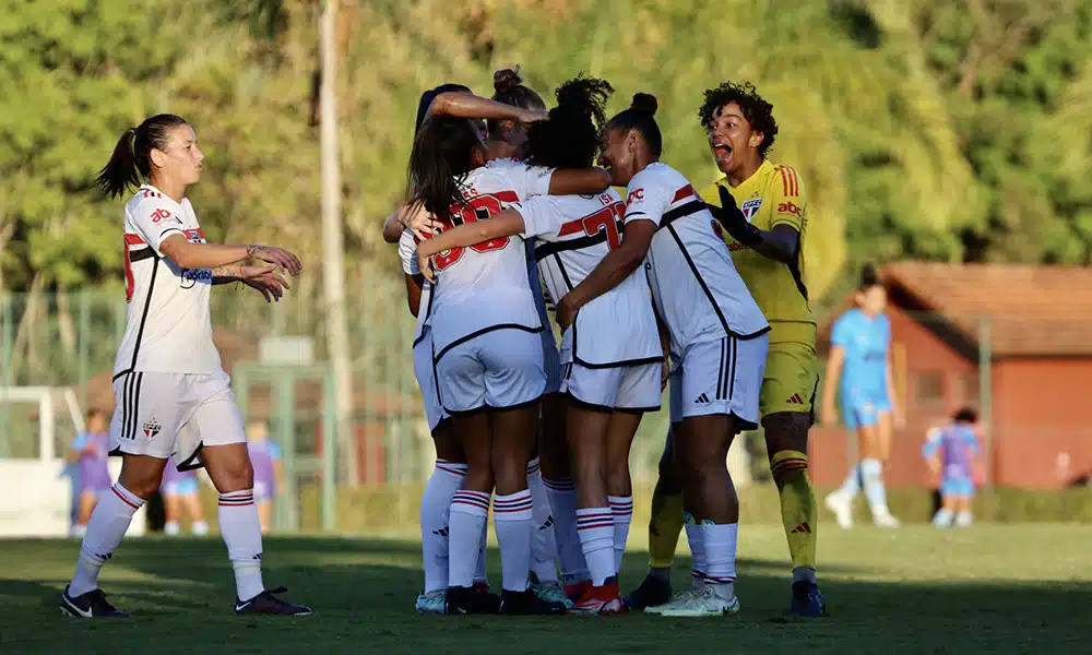 Na imagem, equipe do São Paulo comemorando um de seus gols.