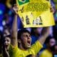 Torcedor com cartaz de apoio à seleção brasileira grita em jogo do Brasil diante da Coreia do Sul pela Liga das Nações de vôlei feminino