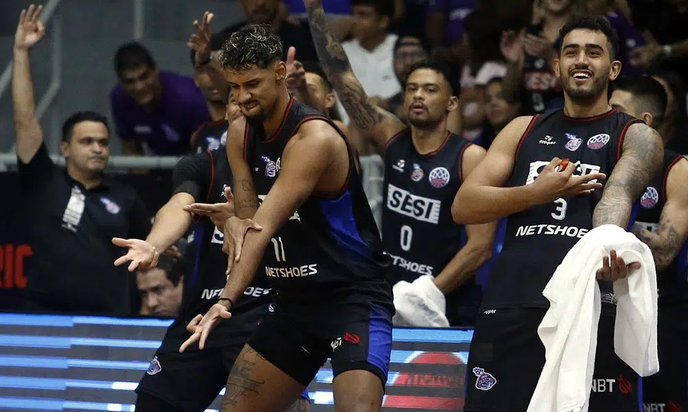 Márcio Santos, do Sesi Franca, comemora ponto que levou a equipe ao Mundial Interclubes de basquete masculino