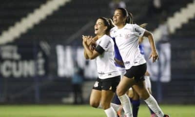 Jogadoras do Corinthians comemoram gol contra o Cruzeiro no Brasileiro Feminino