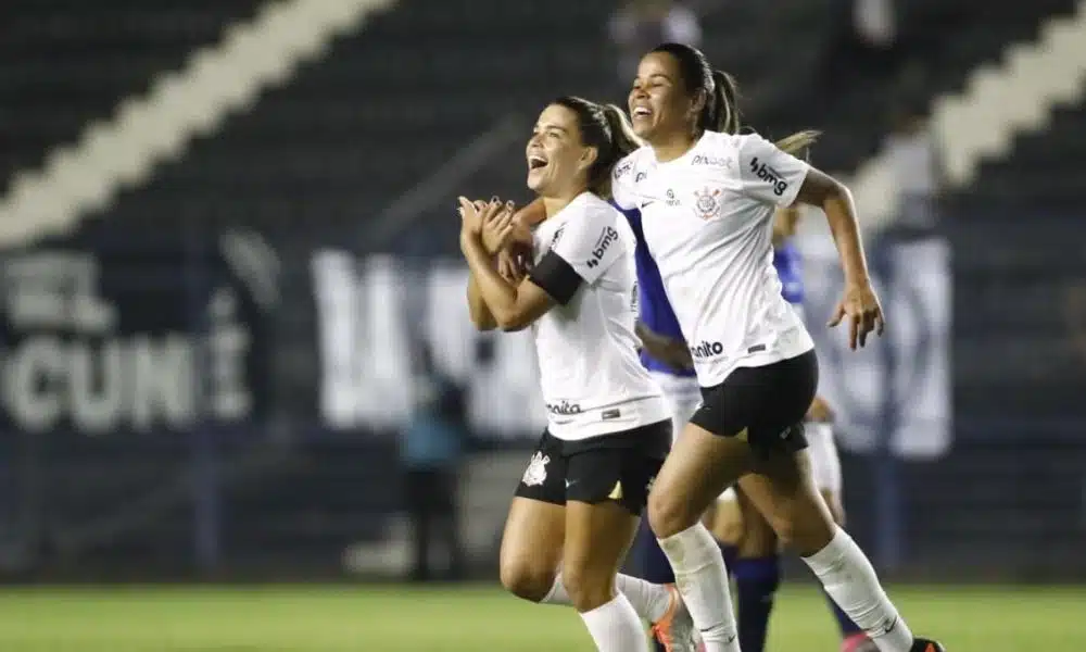 Jogadoras do Corinthians comemoram gol contra o Cruzeiro no Brasileiro Feminino