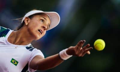 Ingrid Martins jogando bola para cima no WTA 250 de Bad Homburg; Luisa Stefani em Eastbourne