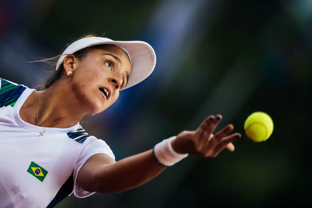 Ingrid Martins jogando bola para cima no WTA 250 de Bad Homburg; Luisa Stefani em Eastbourne