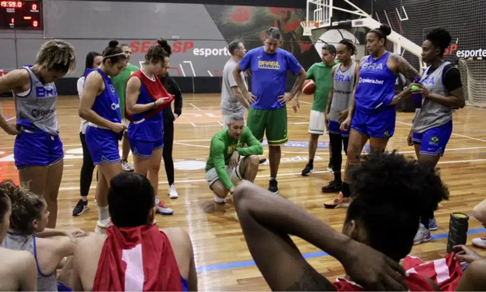 Técnico José Victor dá instruções a Seleção Brasileira durante treino de preparação para Copa América de Basquete Feminino, AmeriCupW