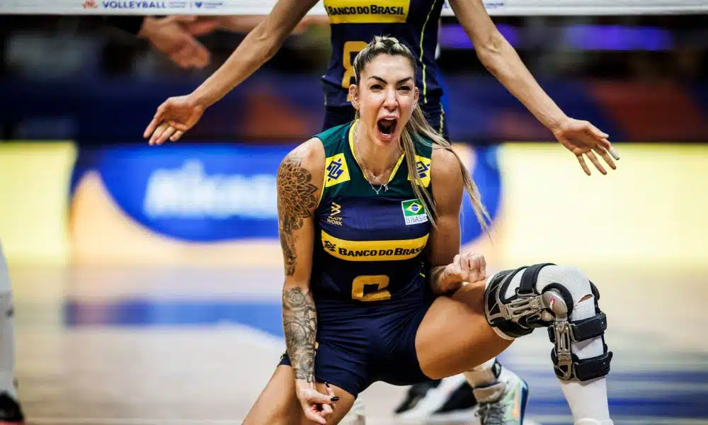 Thaisa comemora bloqueio na vitória contra a Sérvia pela Liga das Nações de vôlei feminino