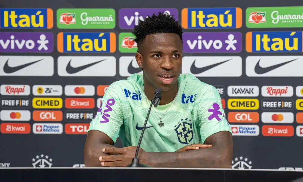 Vinícius Júnior falando em entrevista coletiva da Seleção Brasileira de futebol