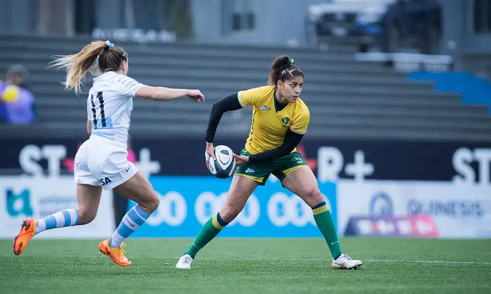 Na imagem, uma das Yaras, jogadora do Brasil de Rugby Sevens, executando um passe contra a seleção da Argentina. Foto: Enzo Santos/ CBRugby