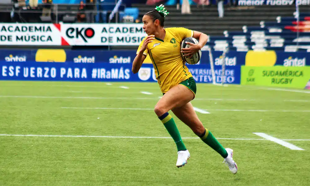 Na imagem, uma das Yaras correndo com a bola nos braços.