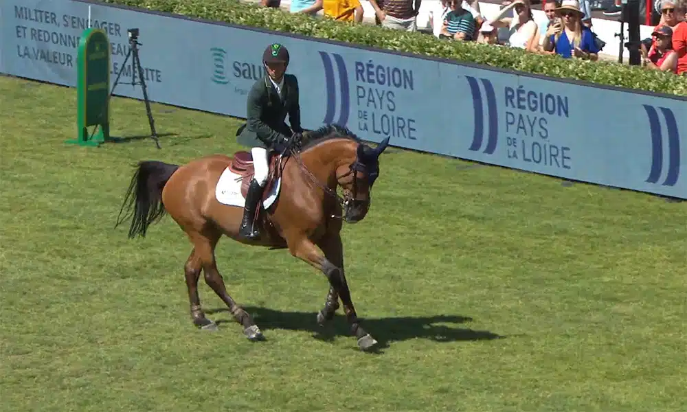 Na imagem, Marlon Zanotelli montando em seu cavalo antes de competir.
