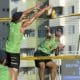 Jogador ataca bola enquanto adversário tenta bloquear a jogada em partida do Aberto de Cuiabá no Circuito Brasileiro de vôlei de praia