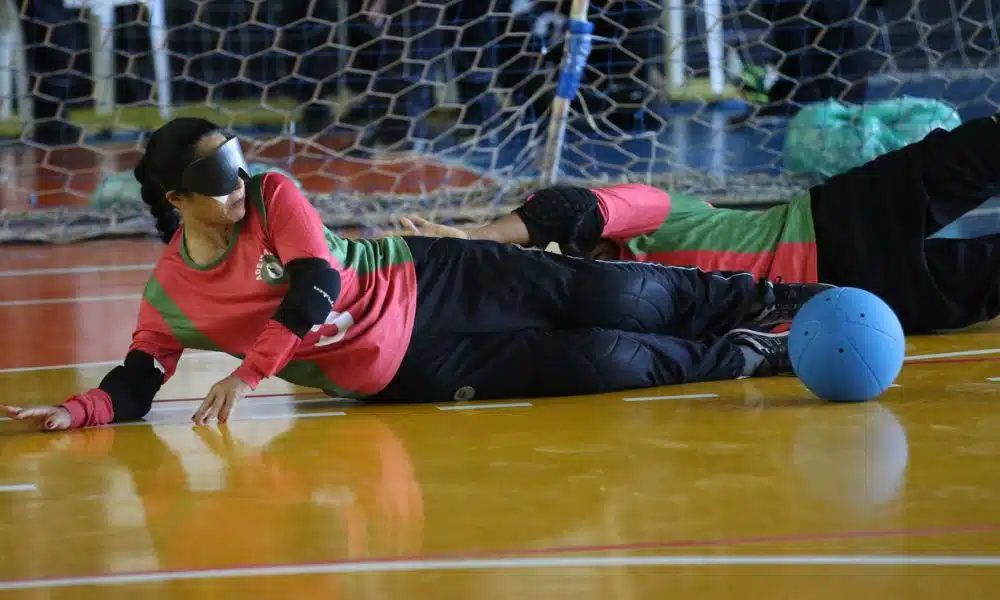 Atleta da Adevlasc faz defesa em jogo do Regional Sul de goalball