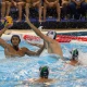 Jogador do Brasil com a bola durante jogo contra o Peru no Mundial sub-20 de polo aquático, Alemanha