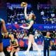 Júlia Bergmann ataca bola para o Brasil em jogo contra a República Dominicana na Liga das Nações (VNL) ao vivo