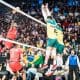 Jogador de Cuba ataca enquanto atletas do Brasil tentam bloquear em jogo da Liga das Nações de Vôlei Masculino VNL