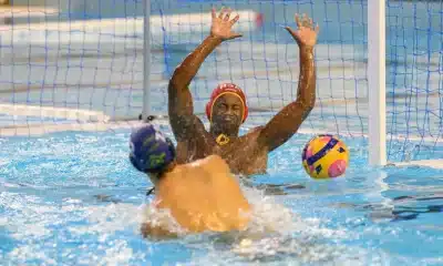 Jogador do Brasil chuta a bola contra goleiro da África do Sul no Mundial sub-20 de polo aquático