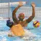 Jogador do Brasil chuta a bola contra goleiro da África do Sul no Mundial sub-20 de polo aquático