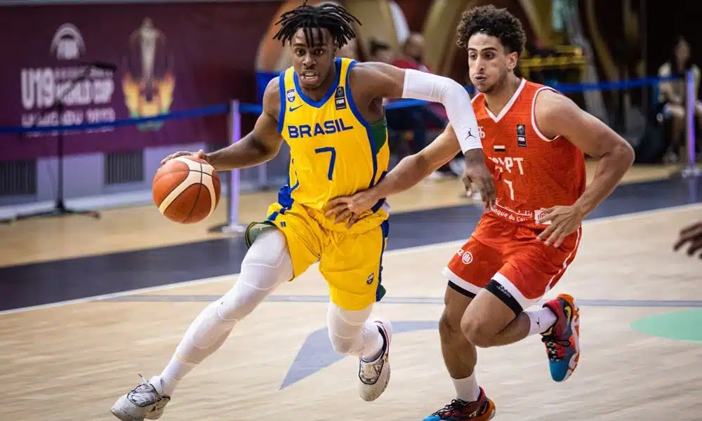 Jogadores de Brasil e Egito em ação pela Copa do Mundo Sub-19 de basquete masculino