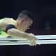 Caio Souza compete nas barras paralelas na Copa do Mundo de ginástica rítmica em Osijek na Croácia