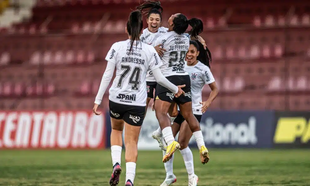 Jogadoras do Corinthians comemoram gol contra o São José no Paulistão Feminino