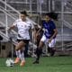 Jogadoras de Corinthians e Cruzeiro disputam bola em jogo do Campeonato Brasileiro Feminino ao vivo