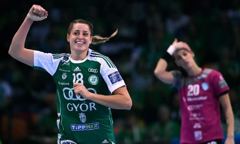 Duda Amorim jogando pelo Gyori na Liga dos campeões de handebol feminino