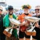 Erik Logan entrega os troféus de campeões da WSL para Filipe Toledo e Stephanie Gilmore