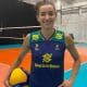 Gabi Guimarães posa para foto com uma bola de vôlei Liga das Nações VNL