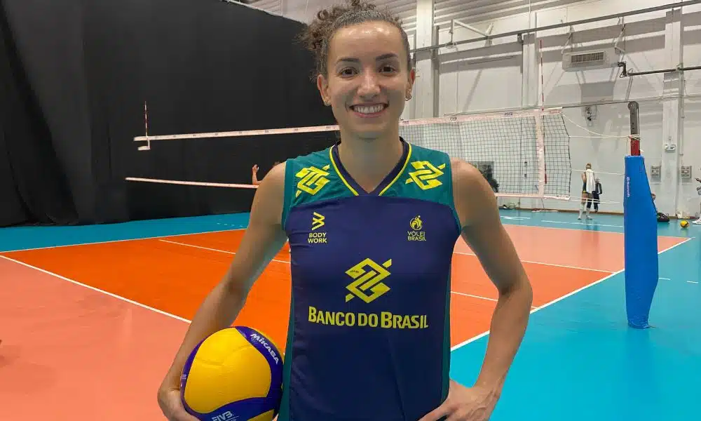 Gabi Guimarães posa para foto com uma bola de vôlei Liga das Nações VNL